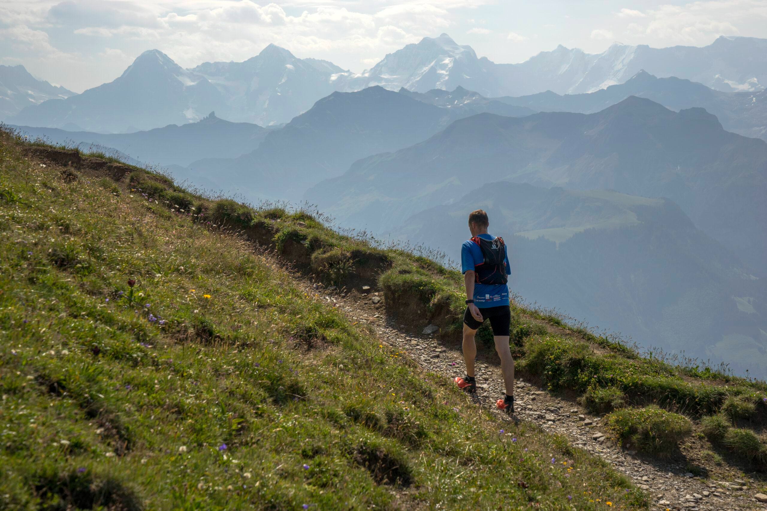 Läufer auf dem Gratweg unterhalb des Niesen-Gipfels, dahinter die Berner Alpen im Dunst