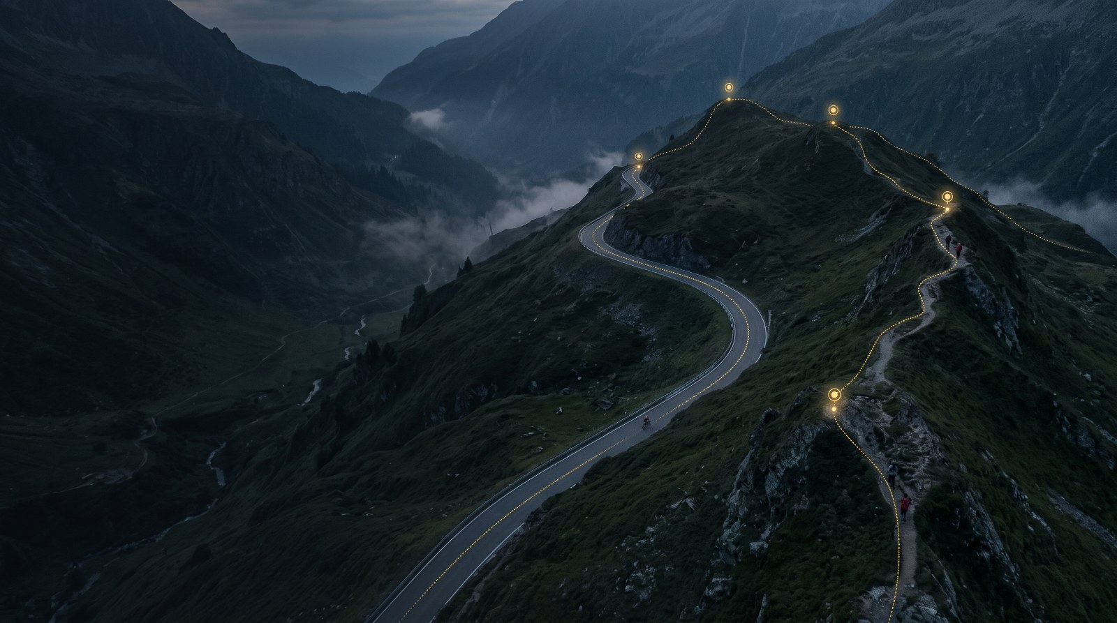 Strada di passo e sentiero di montagna al crepuscolo, linee luminose collegano i checkpoint lungo il percorso